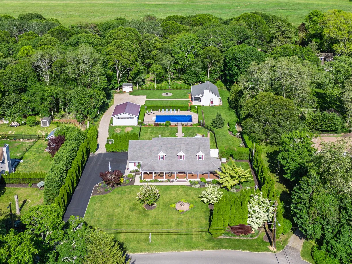 The Hamptons Real Estate | View 1125 Ole Jule Lane | 5 Beds, 3 Baths