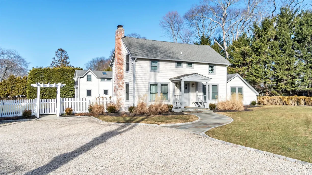 The Hamptons Real Estate | View 40 Brook Road | 5 Beds, 5 Baths