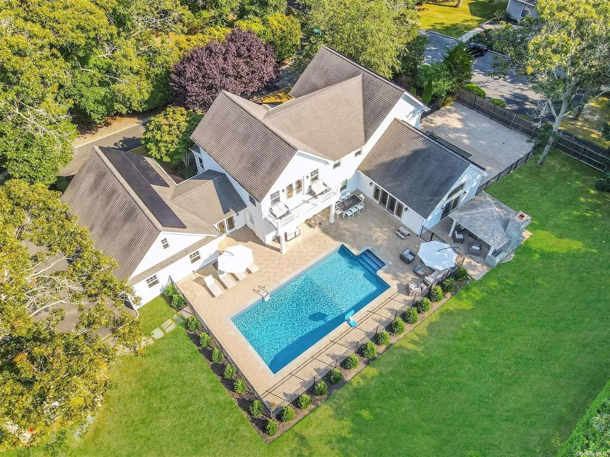 The Hamptons Real Estate | View 76A W Tiana Road | 6 Beds, 4 Baths