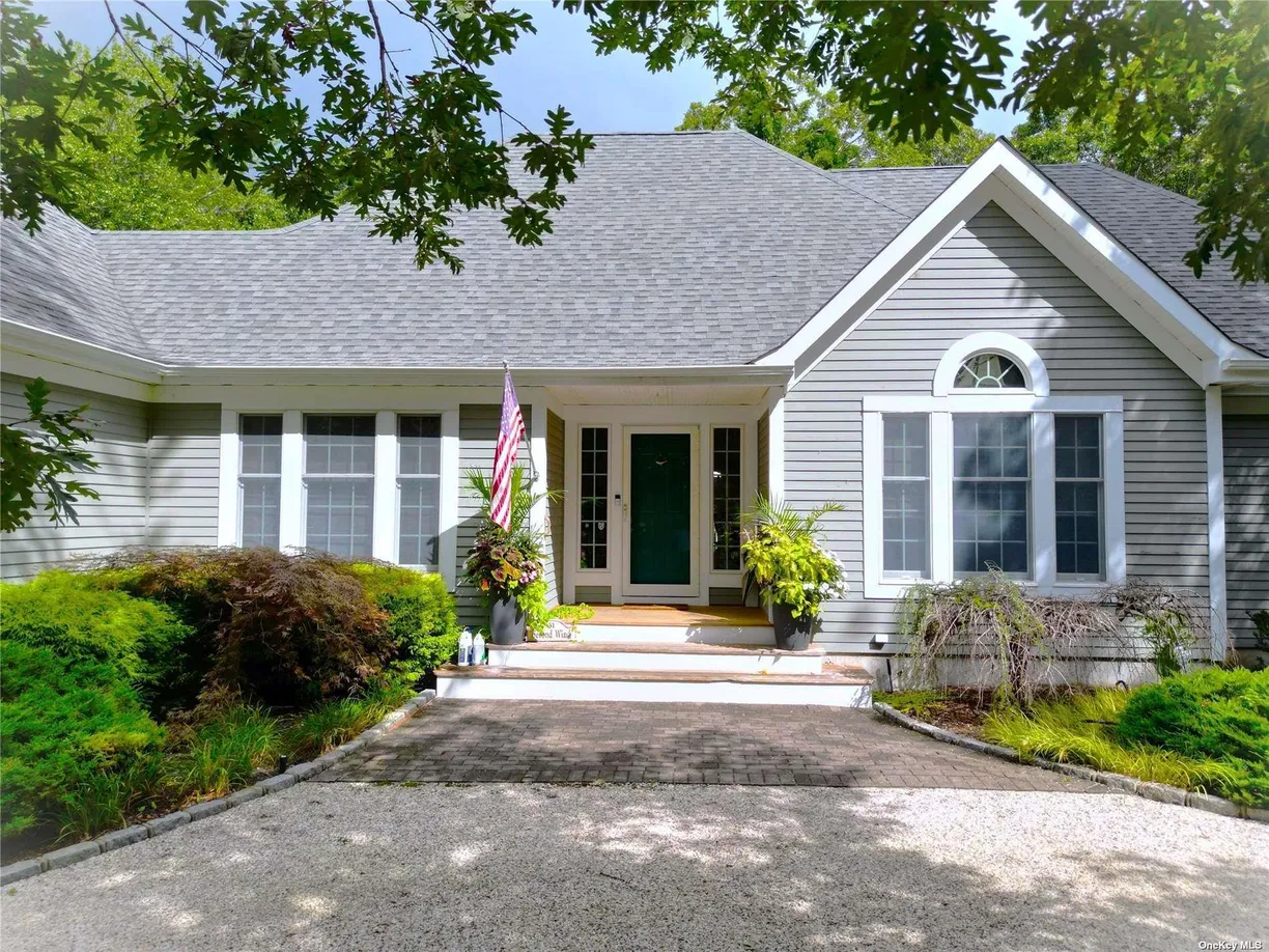 The Hamptons Real Estate | View 31 Windwood Court | 3 Beds, 2 Baths