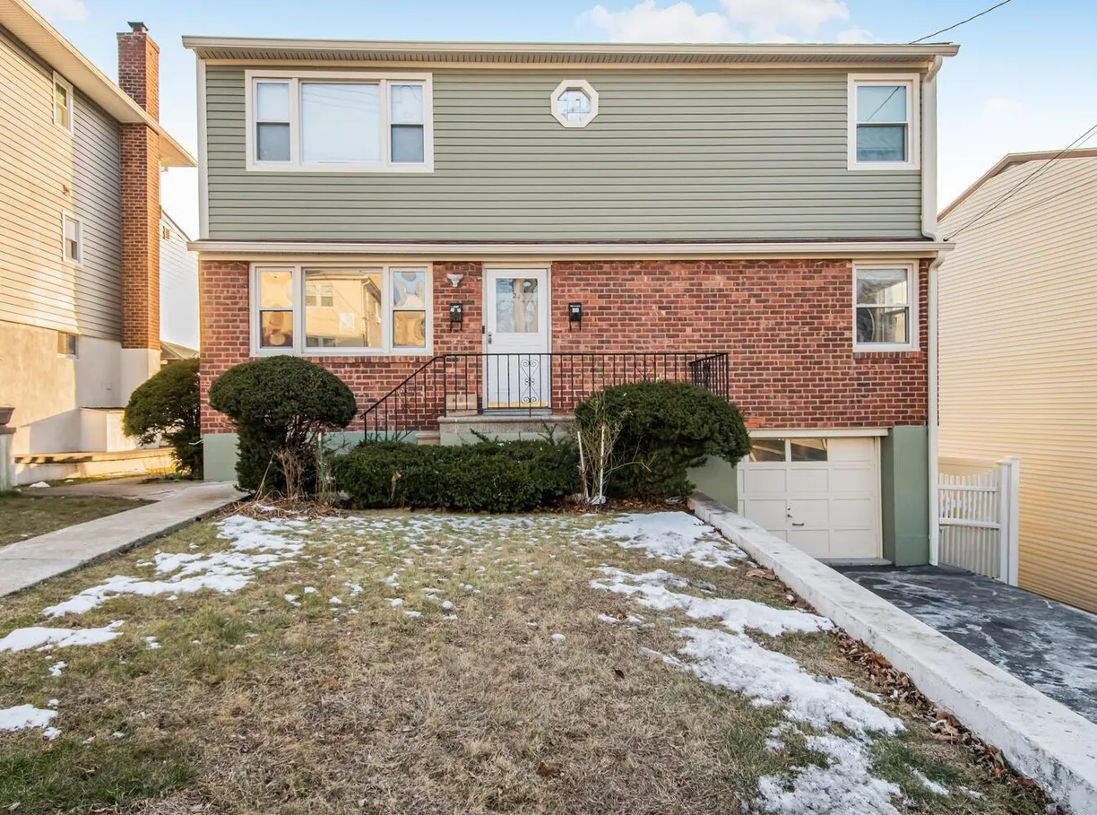 Westchester Real Estate | View 24 Summerfield | 6 Beds, 2 Baths