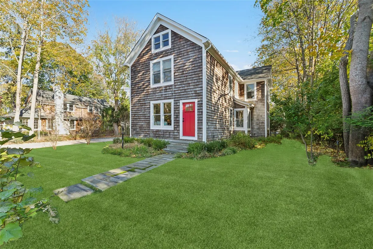 The Hamptons Real Estate | View 10 Maunakea Street | 4 Beds, 2 Baths