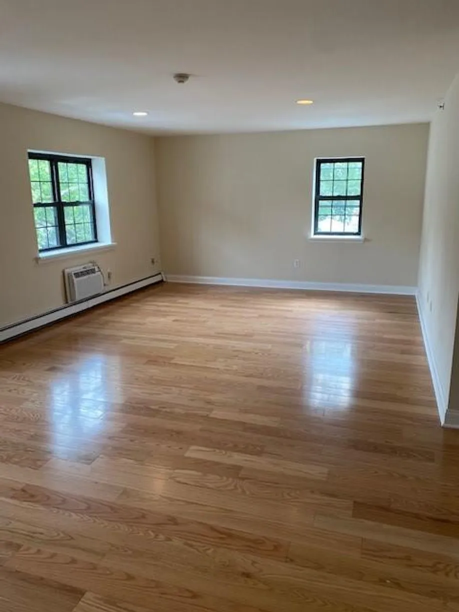 Westchester Real Estate | View 51 Davis Avenue, 3B | 2 Beds, 2 Baths