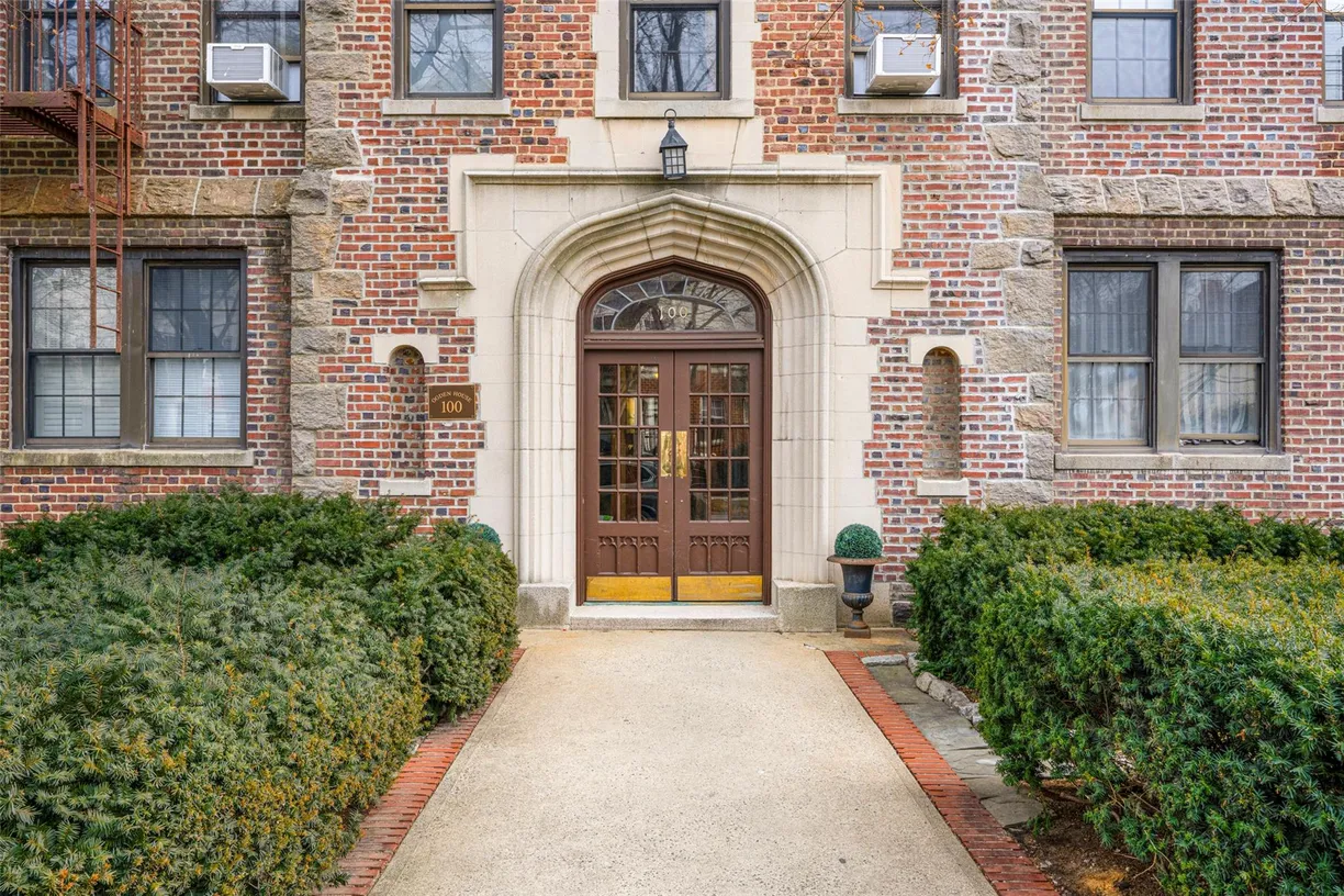 Westchester Real Estate | View 100 Parkway Road, 1A | 2 Beds, 1 Bath