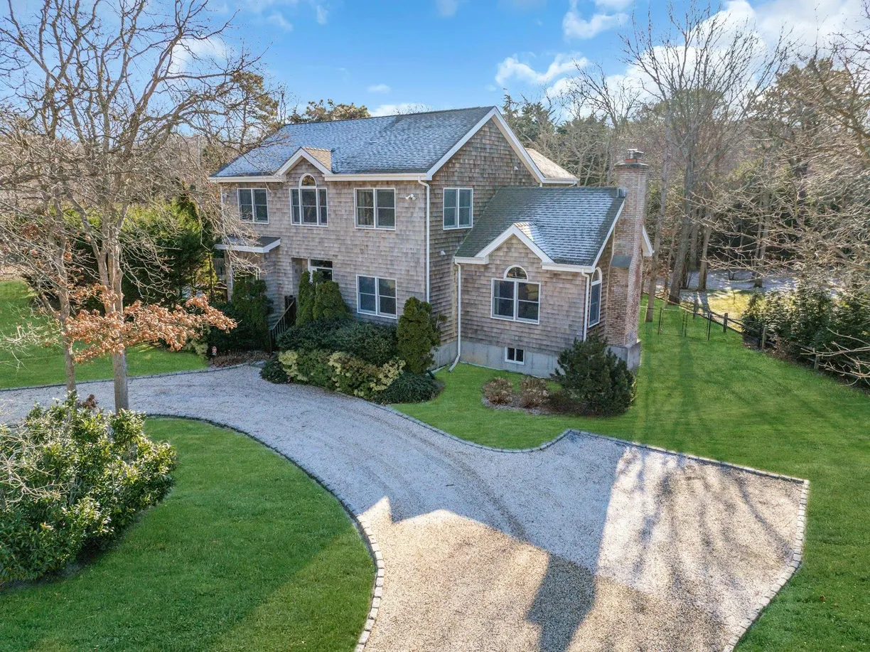 The Hamptons Real Estate | View 48 Oakhurst Road | 3 Beds, 3 Baths
