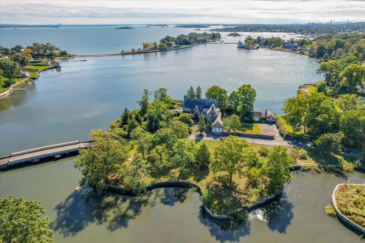 Westchester Real Estate | View 1 Pryer Manor Road | 18 Beds, 6 Baths