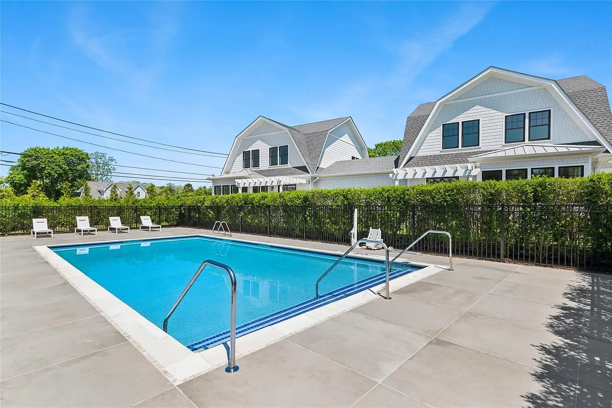 The Hamptons Real Estate | View 12 Depot (Pearl Way) Road, 1101 | 2 Beds, 2 Baths