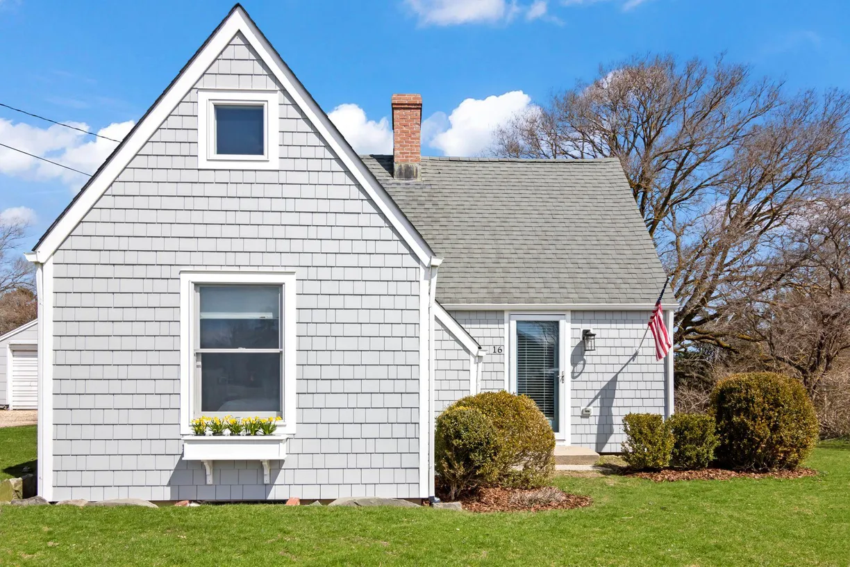 The Hamptons Real Estate | View 16 S Elihu | Listing
