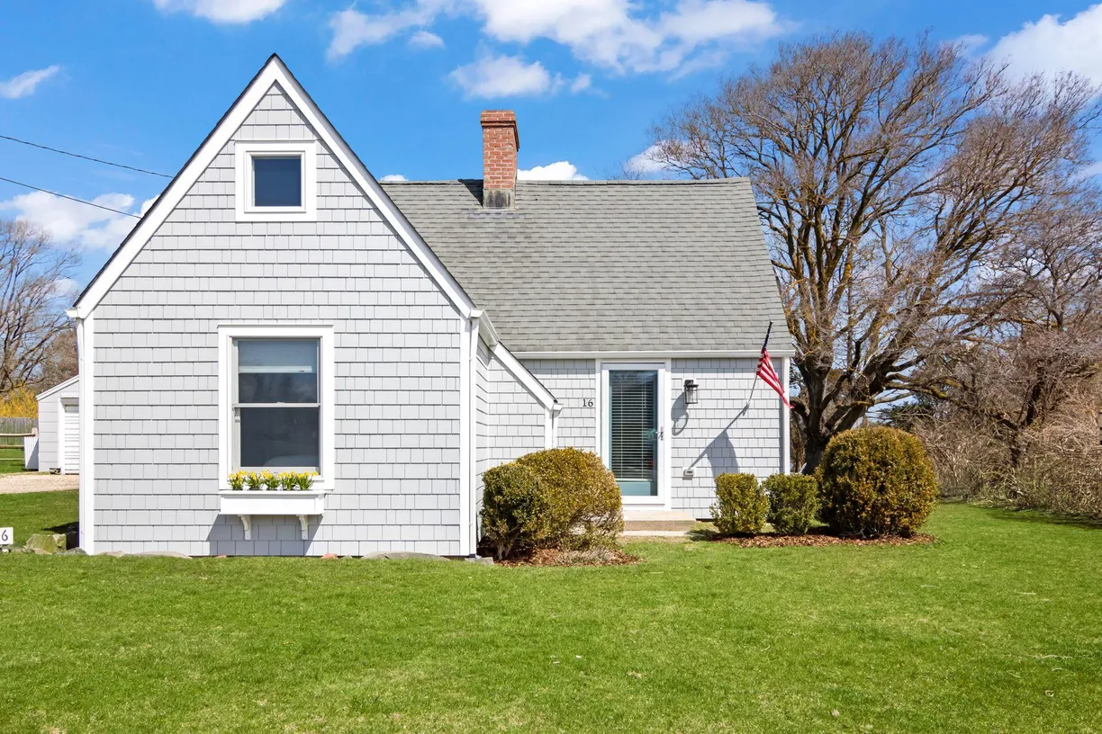 The Hamptons Real Estate | View 16 S Elihu | Listing