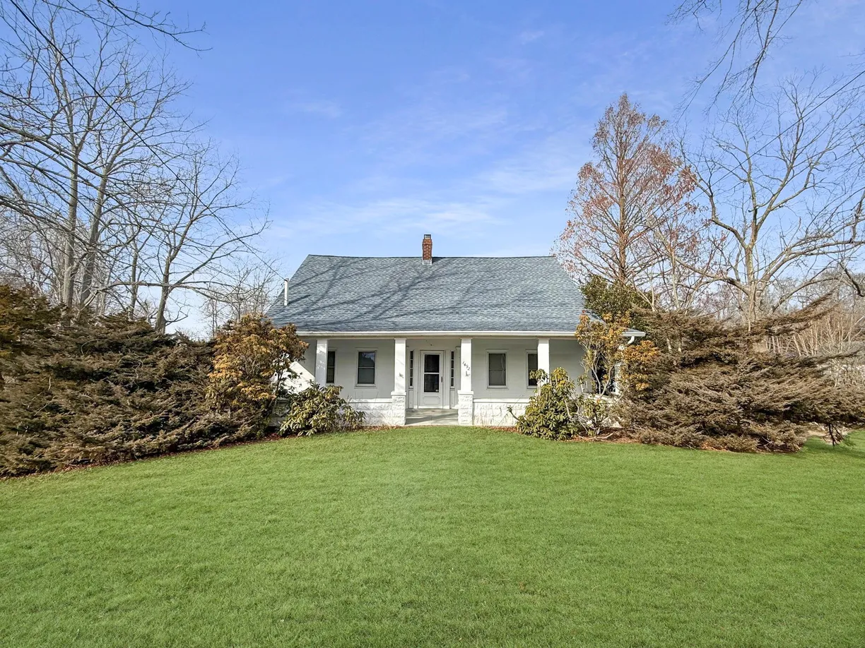 The Hamptons Real Estate | View 1492 Main Road | 5 Beds, 1 Bath