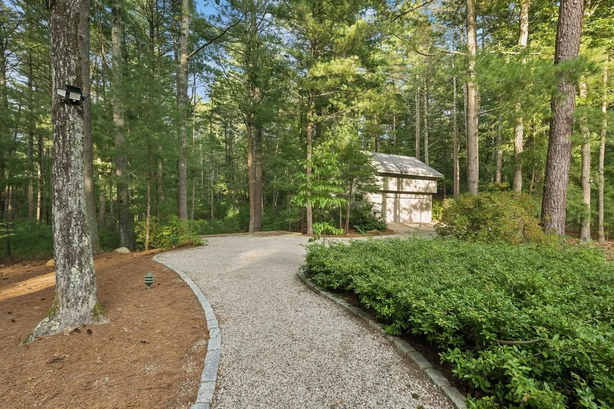 The Hamptons Real Estate | View 33 Oak Hill Lane | Listing