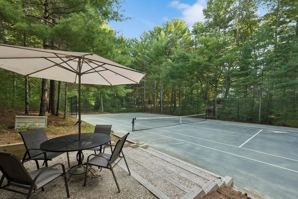 The Hamptons Real Estate | View 33 Oak Hill Lane | Listing