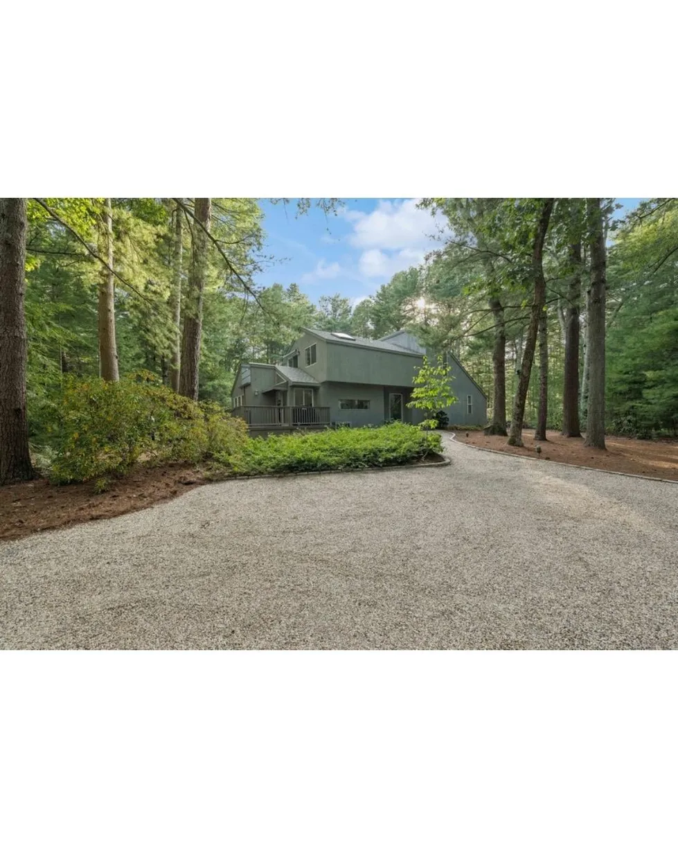 The Hamptons Real Estate | View 33 Oak Hill Lane | 4 Beds, 3 Baths