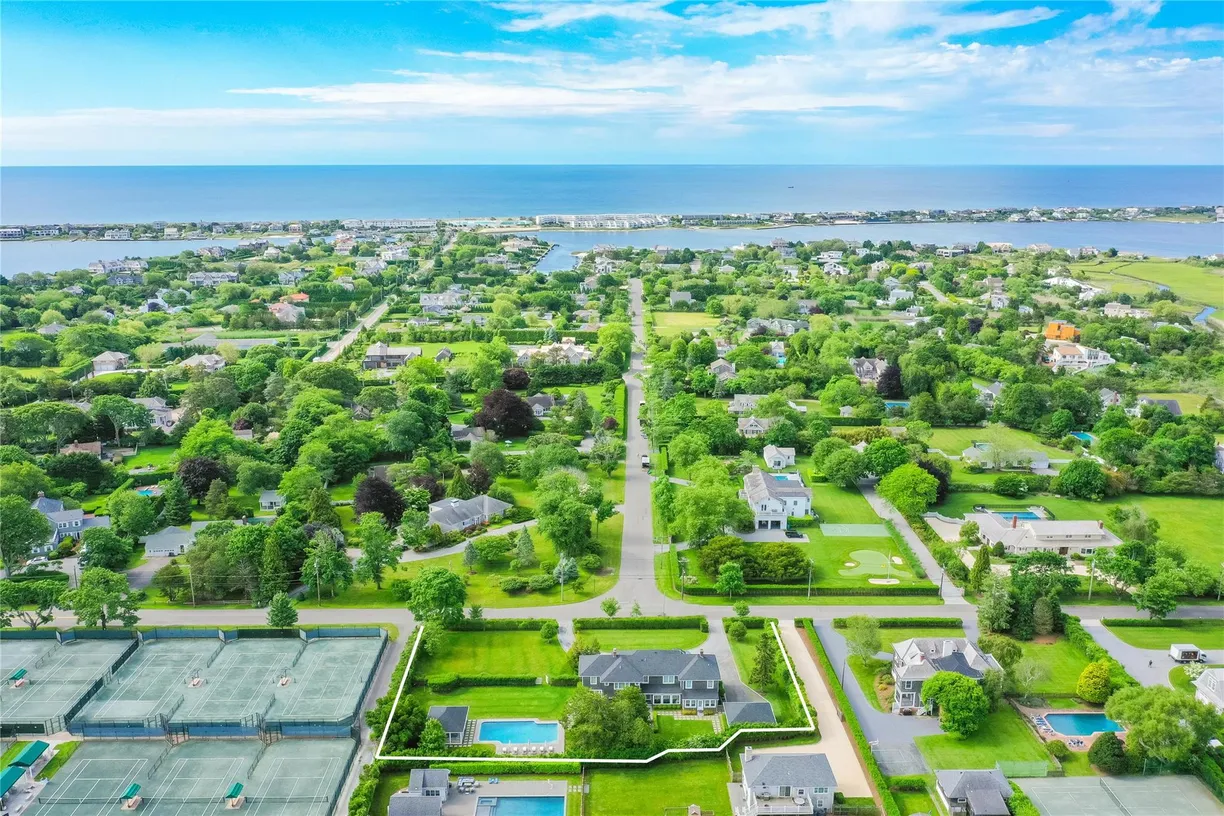 The Hamptons Real Estate | View 22 Oneck Road | 6 Beds, 4 Baths