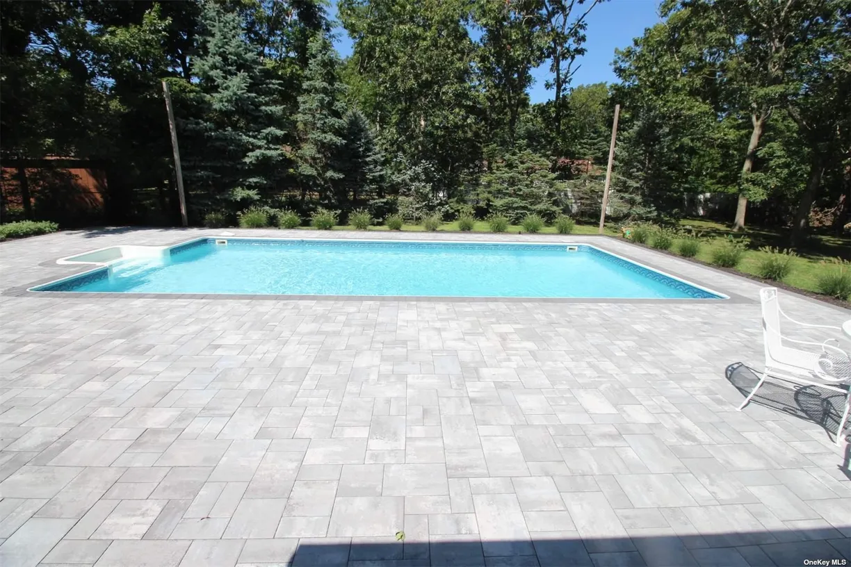 The Hamptons Real Estate | View 8 Wakeman Court | Listing