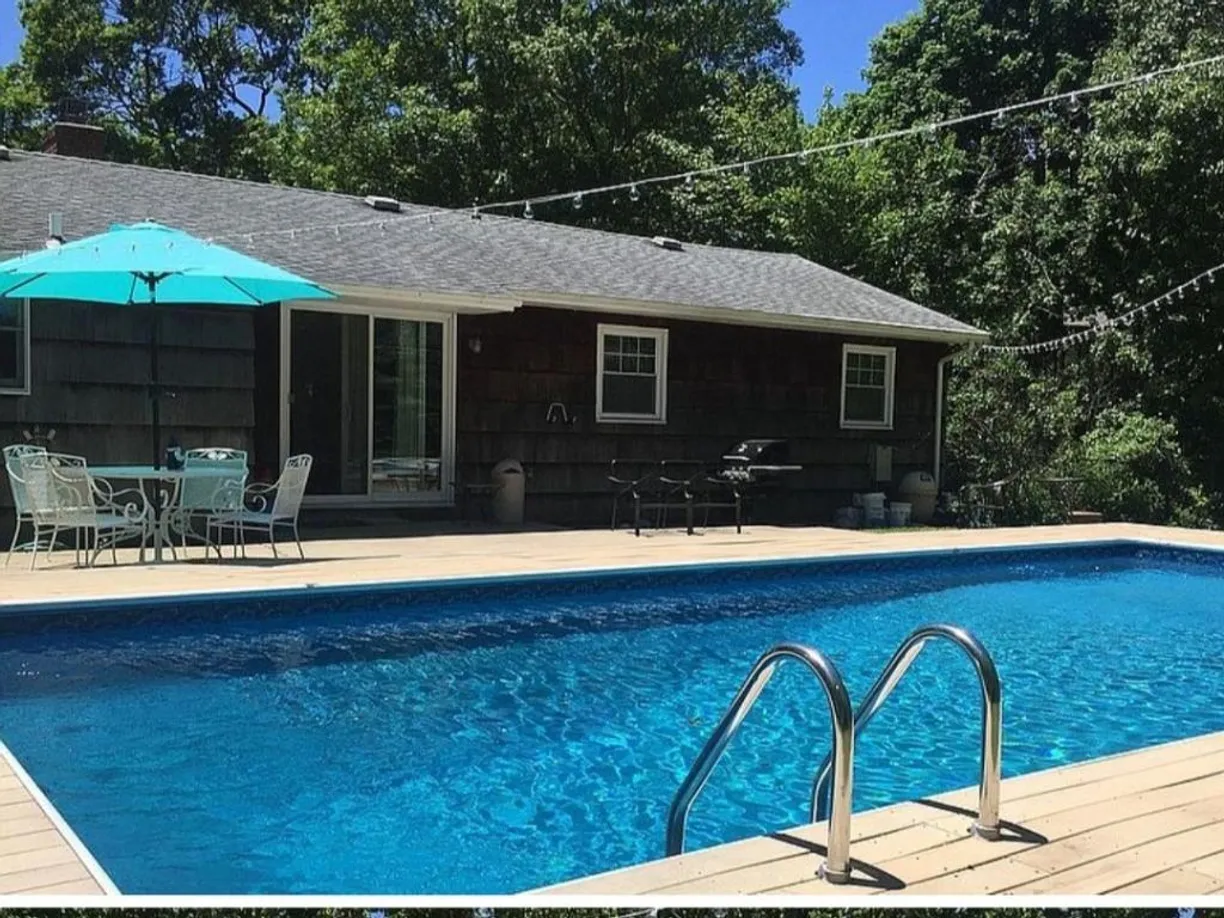 The Hamptons Real Estate | View 8 Wakeman Court | Listing