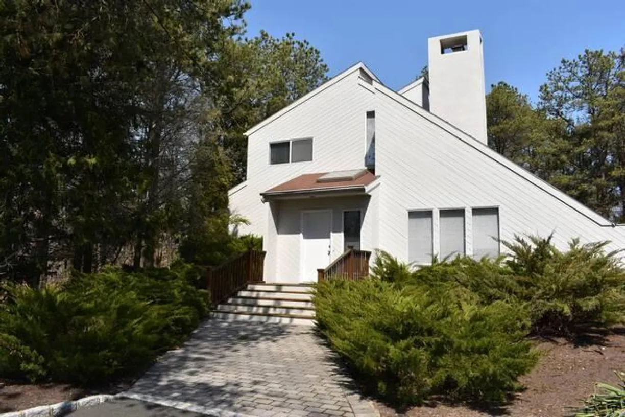 The Hamptons Real Estate | View 34 Park Circle | 5 Beds, 3 Baths