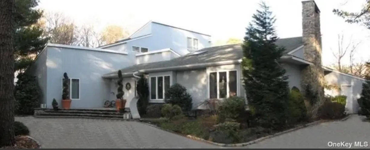 The Hamptons Real Estate | View 26 Woodedge Trail | 4 Beds, 3 Baths