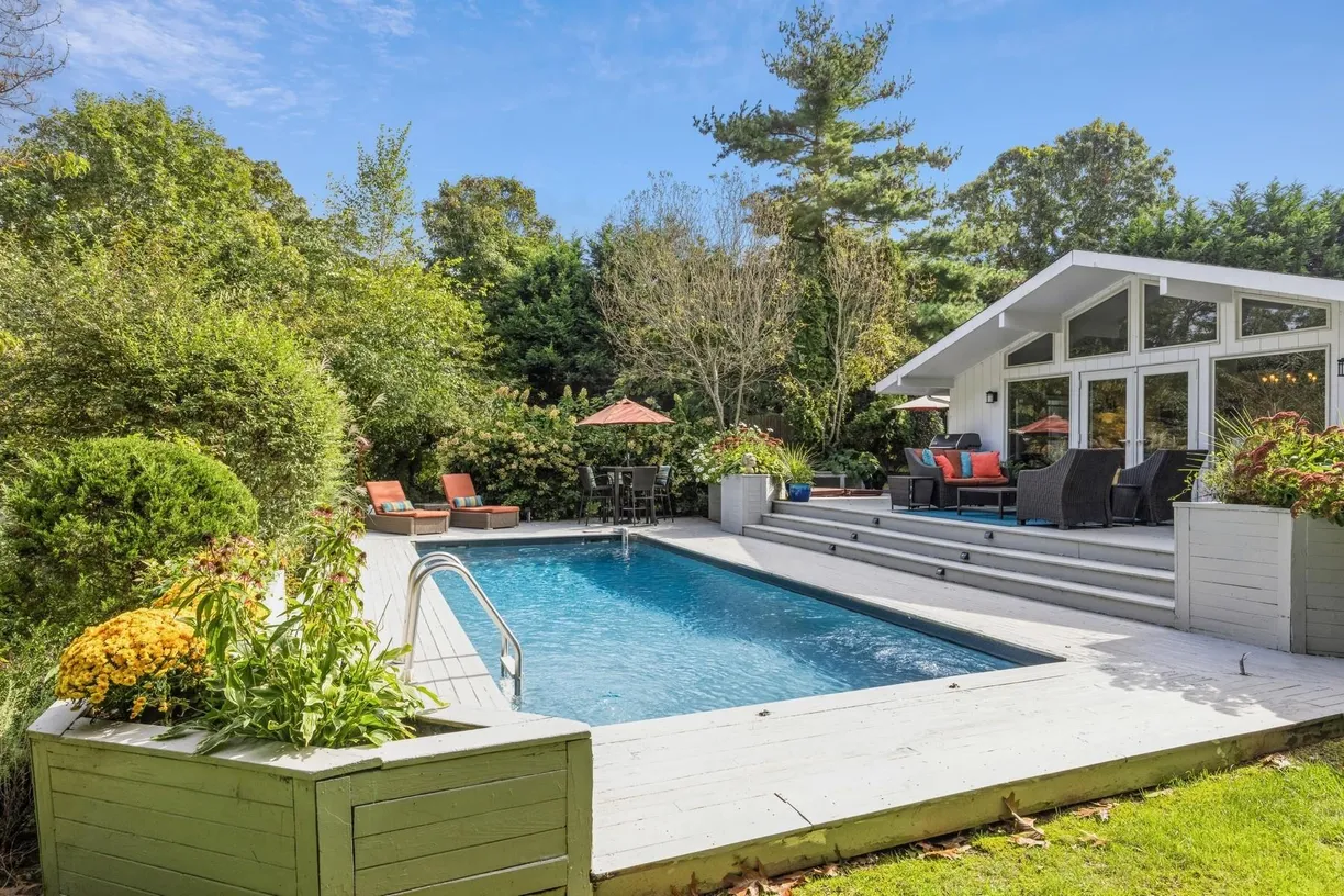 The Hamptons Real Estate | View 21 Hillover Road | 3 Beds, 2 Baths