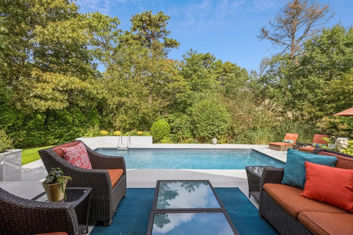 The Hamptons Real Estate | View 21 Hillover Road | Listing