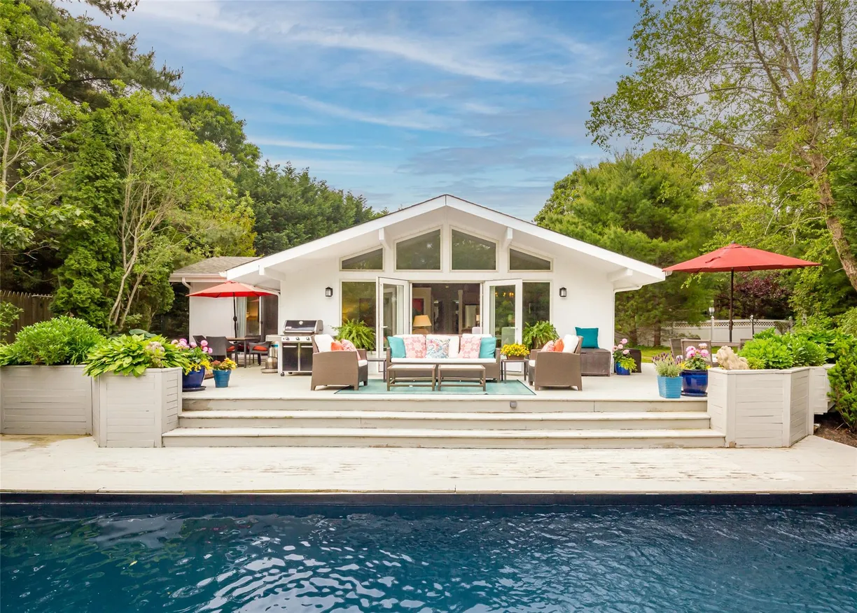 The Hamptons Real Estate | View 21 Hillover Road | Listing