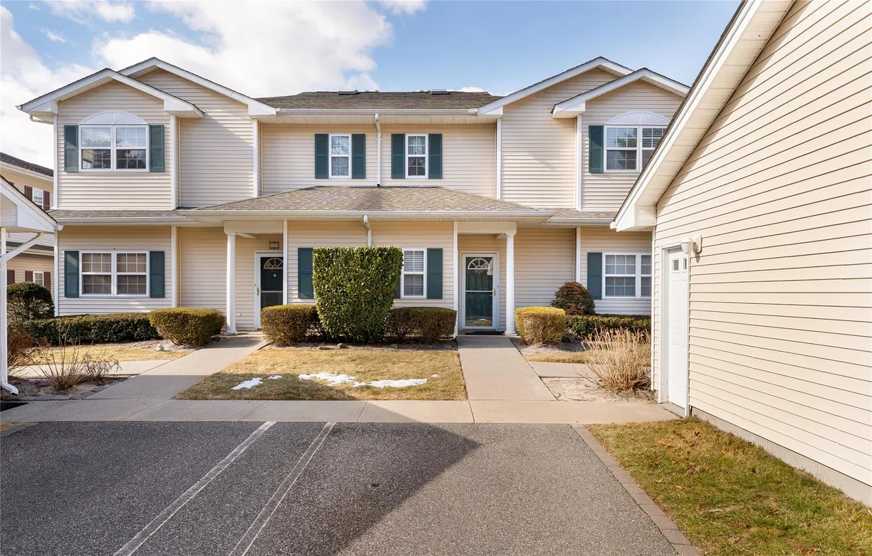The Hamptons Real Estate | View 401 Aerie Way, 401 | 2 Beds, 2 Baths