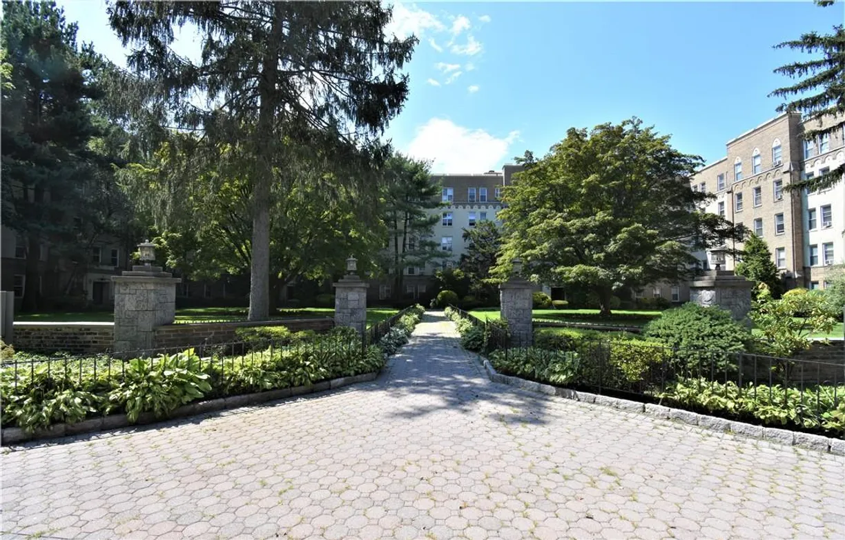 Westchester Real Estate | View 472 Gramatan Avenue, K4 | 1 Bed, 1 Bath