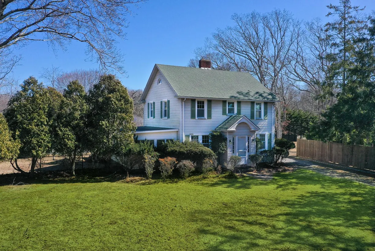 The Hamptons Real Estate | View 12 Summit Boulevard | 3 Beds, 2 Baths