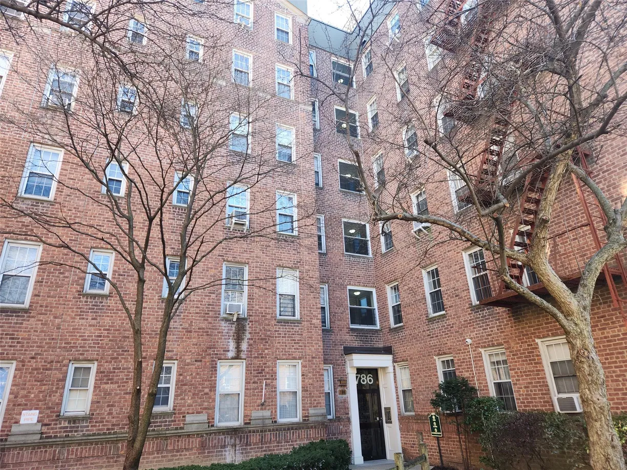 Westchester Real Estate | View 786 Bronx River Road, B26 | 1 Bed, 1 Bath