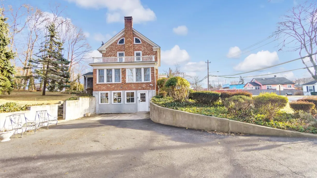 The Hamptons Real Estate | View 280 Wickham Avenue | Listing