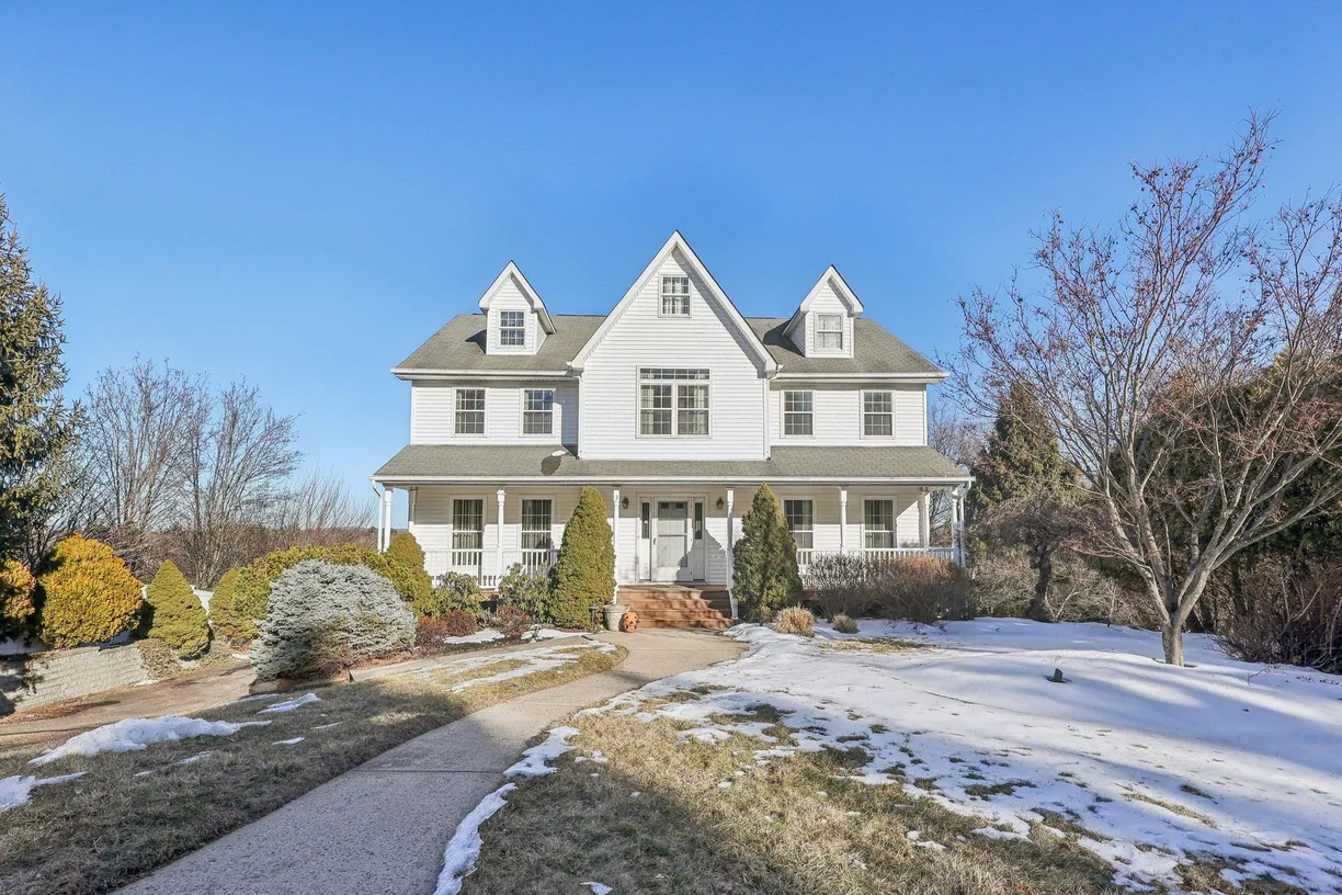 Rockland/Orange/NJ Real Estate | View 3 Erik Court | 4 Beds, 2 Baths