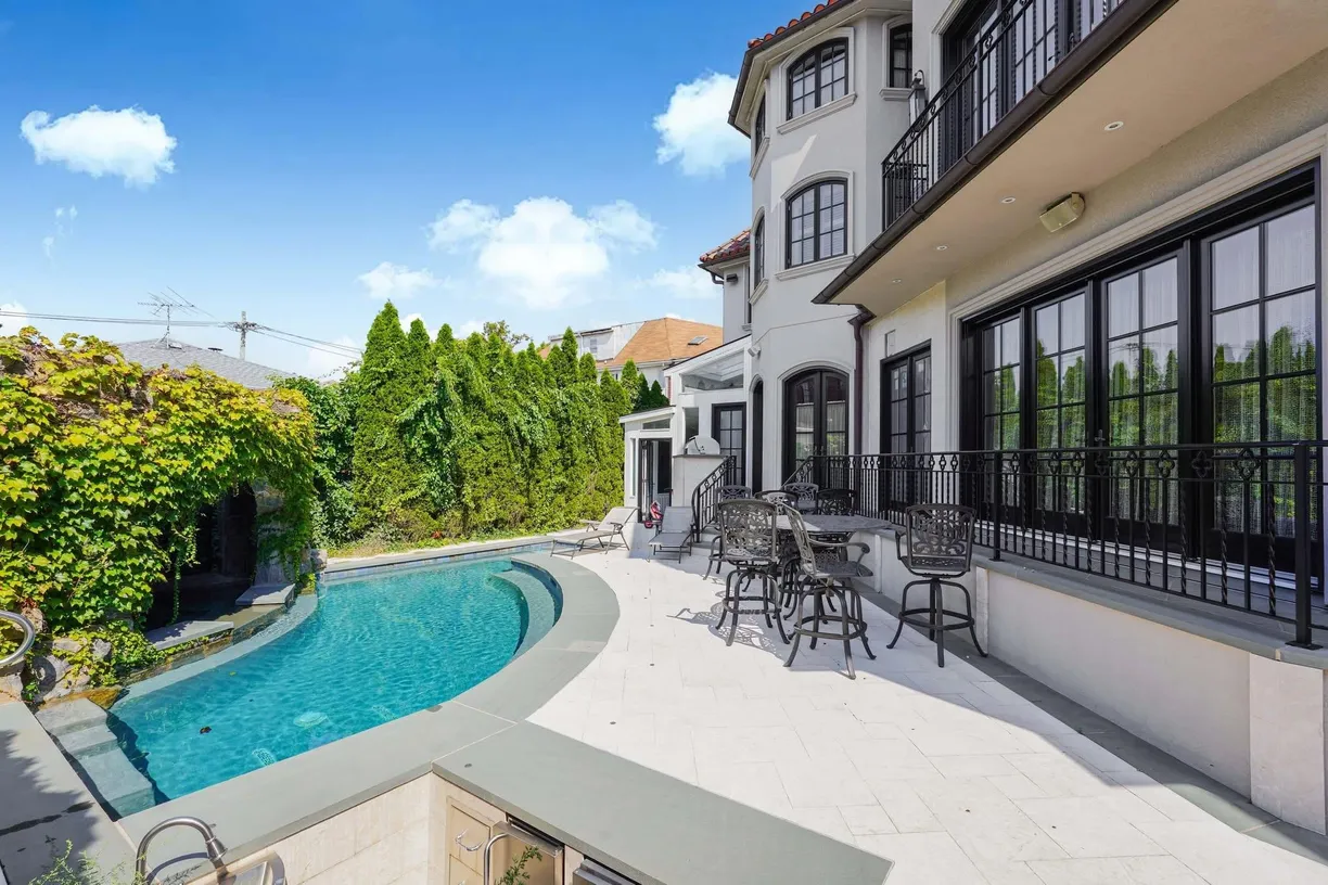 New York City Real Estate | View 86 Gaylord Drive | Listing
