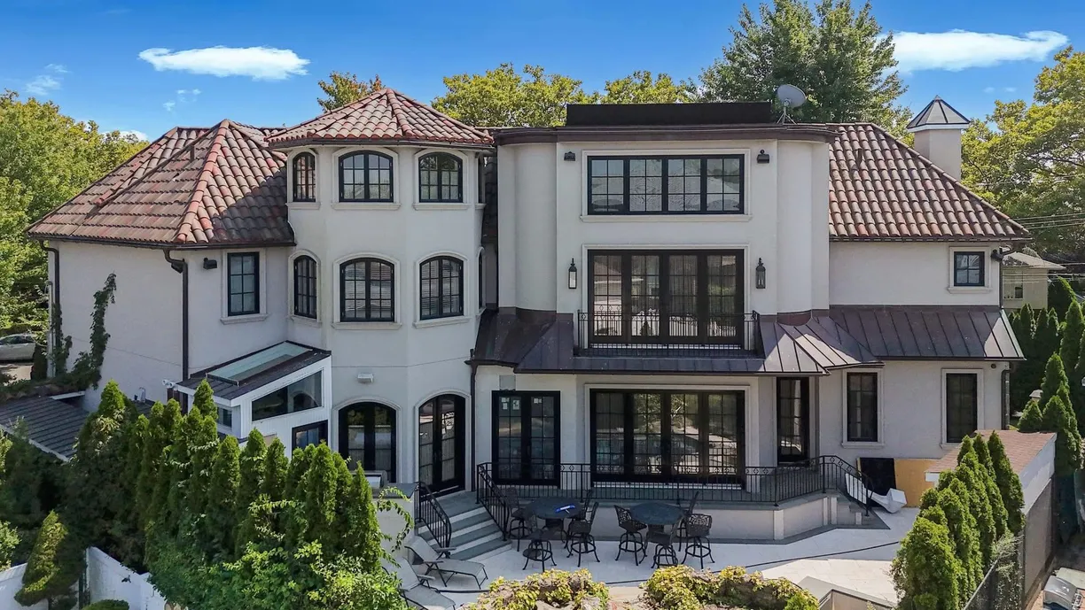 New York City Real Estate | View 86 Gaylord Drive | 5 Beds, 4 Baths
