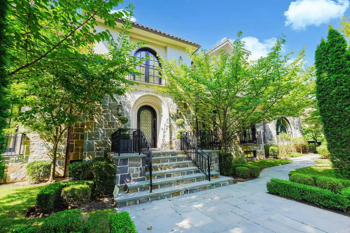 New York City Real Estate | View 86 Gaylord Drive | Listing