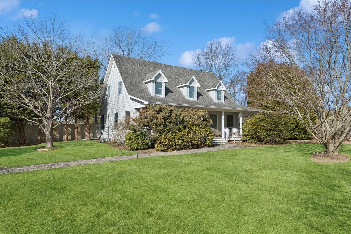 The Hamptons Real Estate | View 59 N BAY Avenue | 3 Beds, 3 Baths