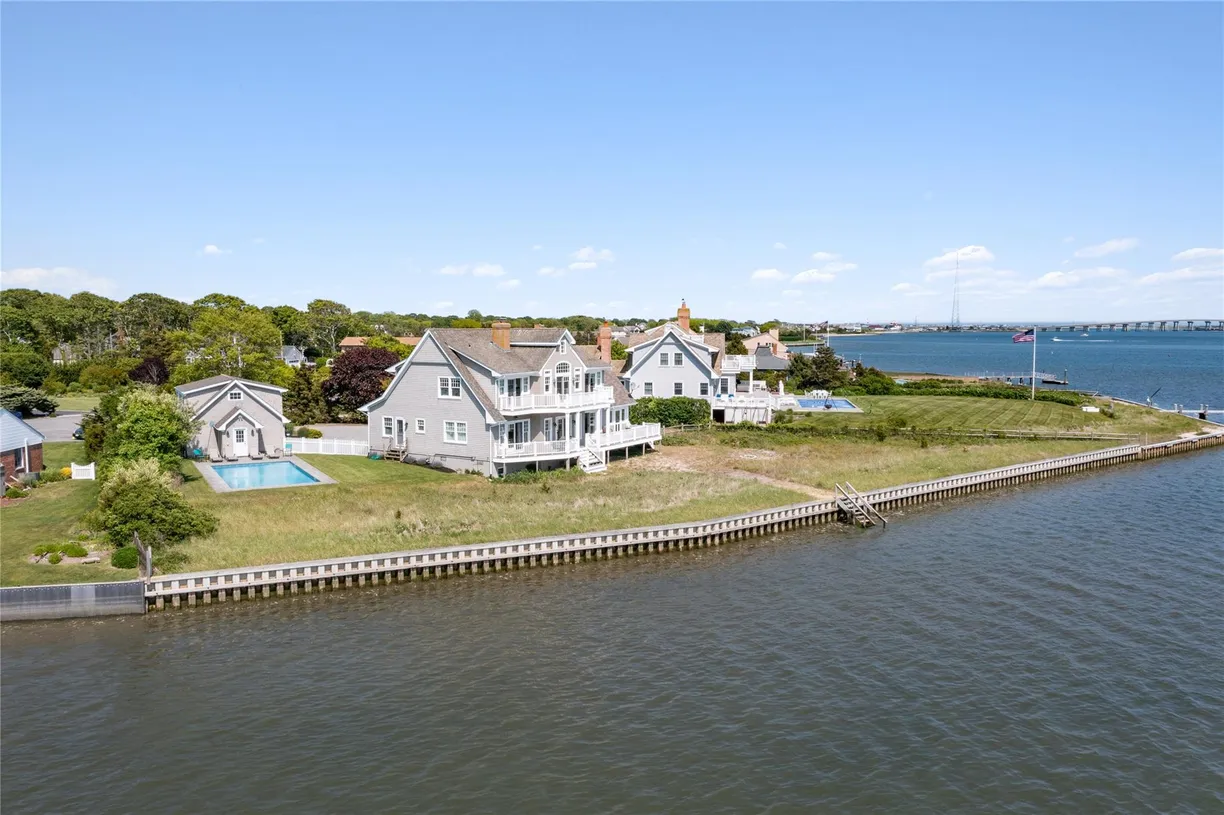 The Hamptons Real Estate | View 36 Oak Lane | 4 Beds, 3 Baths