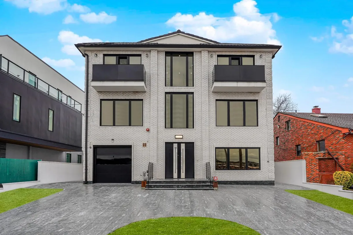 New York City Real Estate | View 86 Whitman Drive | 5 Beds, 3 Baths