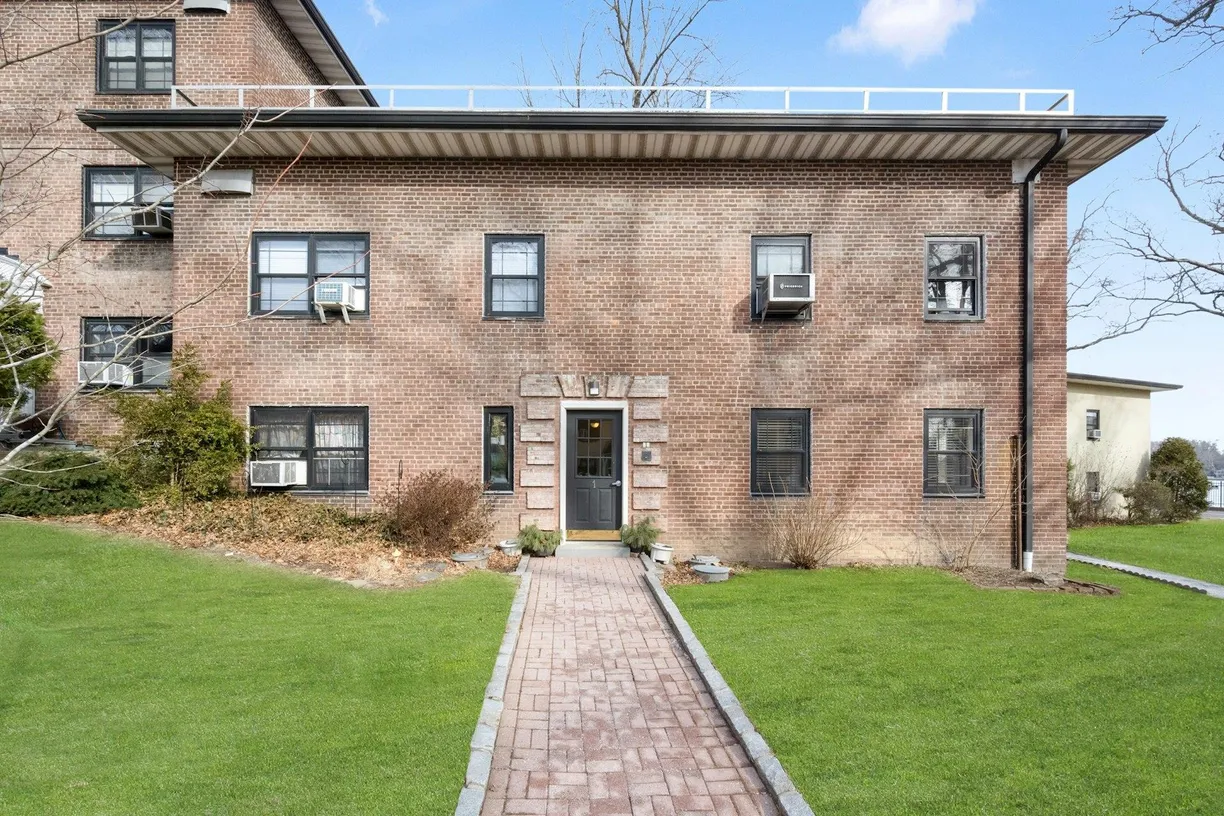 Westchester Real Estate | View 1 Manchester Road, 2R | 1 Bed, 1 Bath