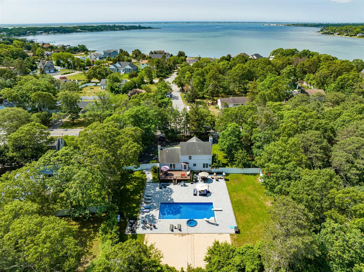 The Hamptons Real Estate | View 63 E Tiana Road | 4 Beds, 2 Baths