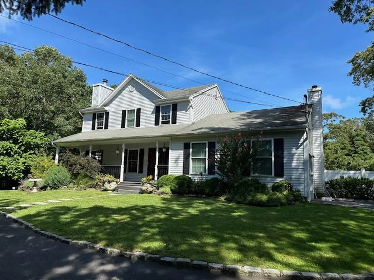 The Hamptons Real Estate | View 63 E Tiana Road | Listing