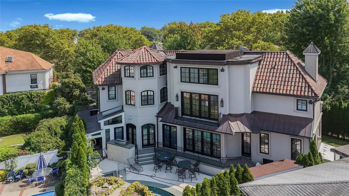 New York City Real Estate | View 86 Gaylord Drive | 5 Beds, 4 Baths