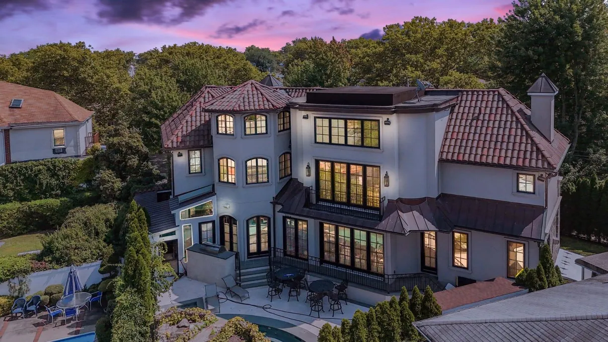 New York City Real Estate | View 86 Gaylord Drive | Listing