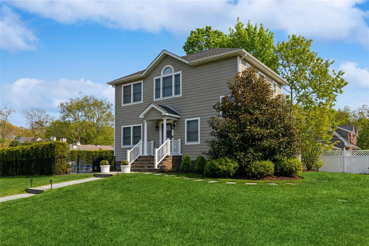 The Hamptons Real Estate | View 300 Fiddler Lane | Listing