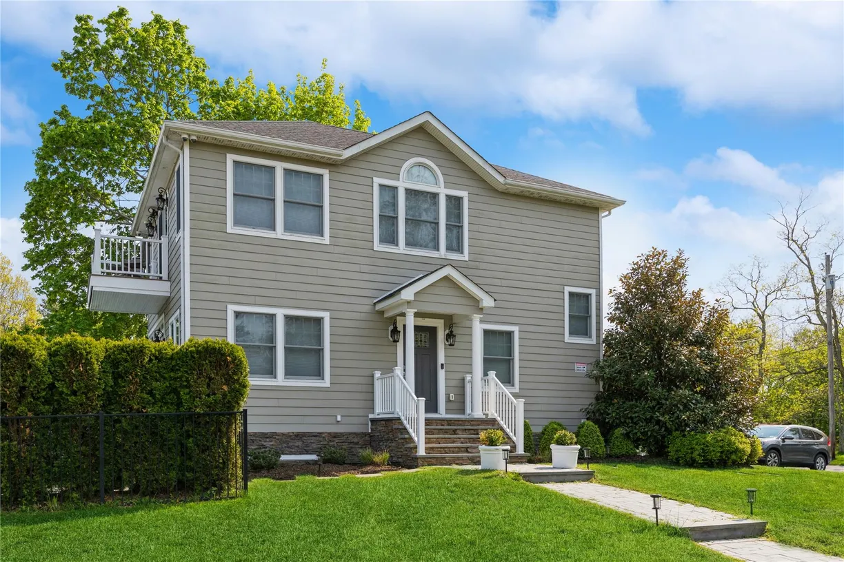 The Hamptons Real Estate | View 300 Fiddler Lane | 3 Beds, 4 Baths