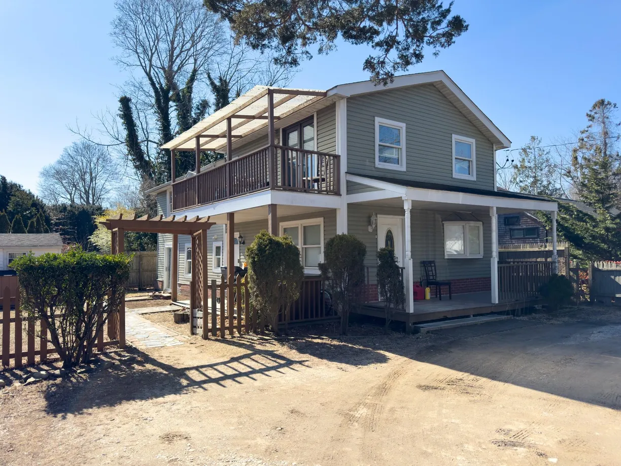 The Hamptons Real Estate | View 110 Flint Street | Listing