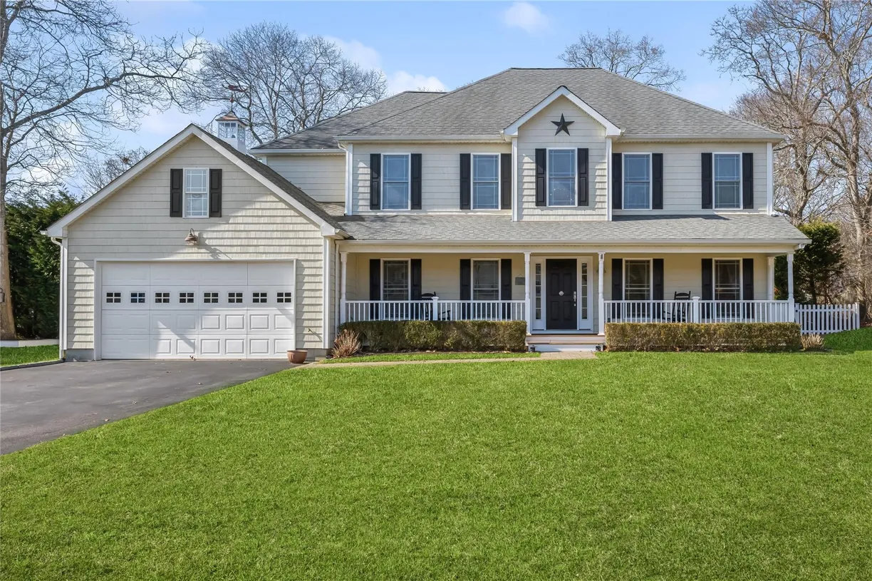 The Hamptons Real Estate | View 25 Fortune Cookie Lane | 4 Beds, 2 Baths