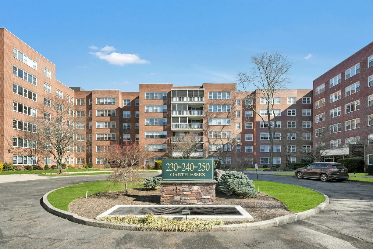Westchester Real Estate | View 250 Garth Road, 1J3 | 1 Bed, 1 Bath