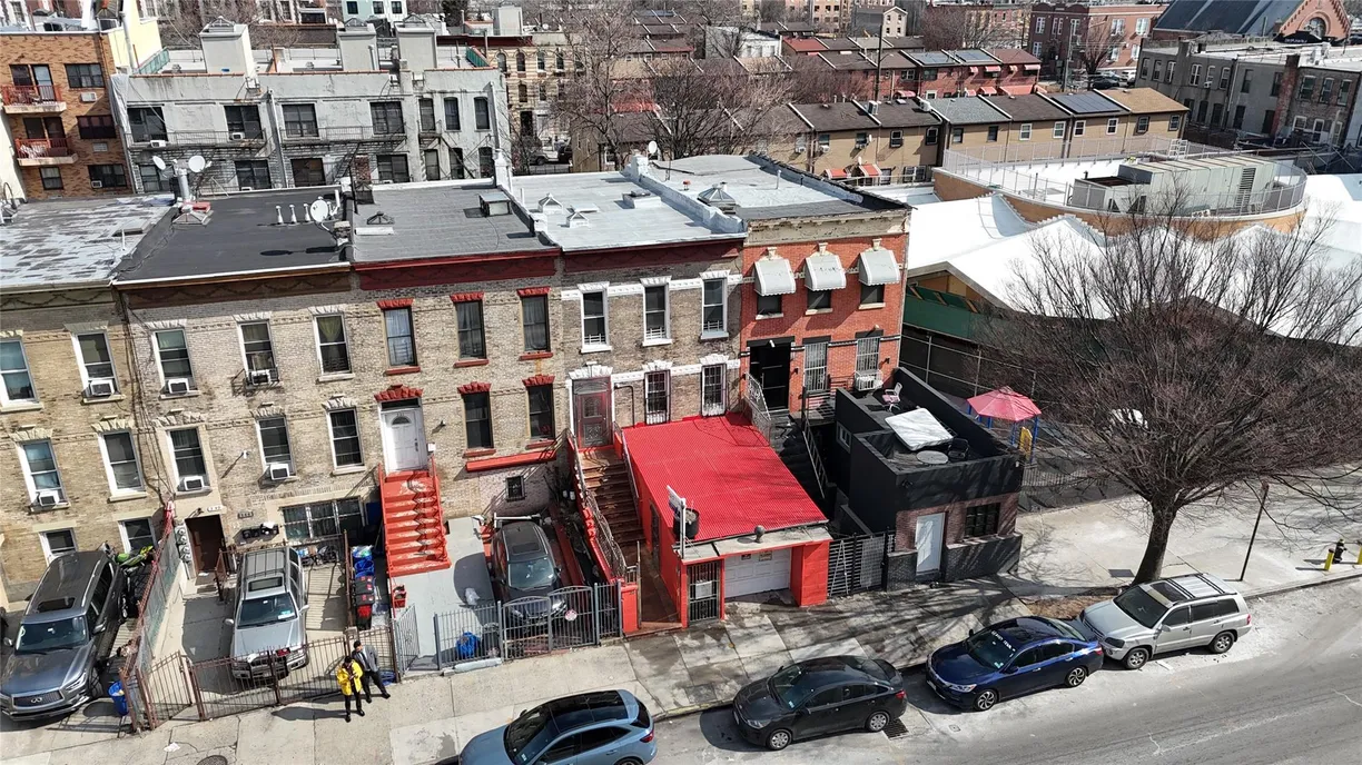 New York City Real Estate | View 353 Pennsylvania Avenue | 6 Beds, 3 Baths