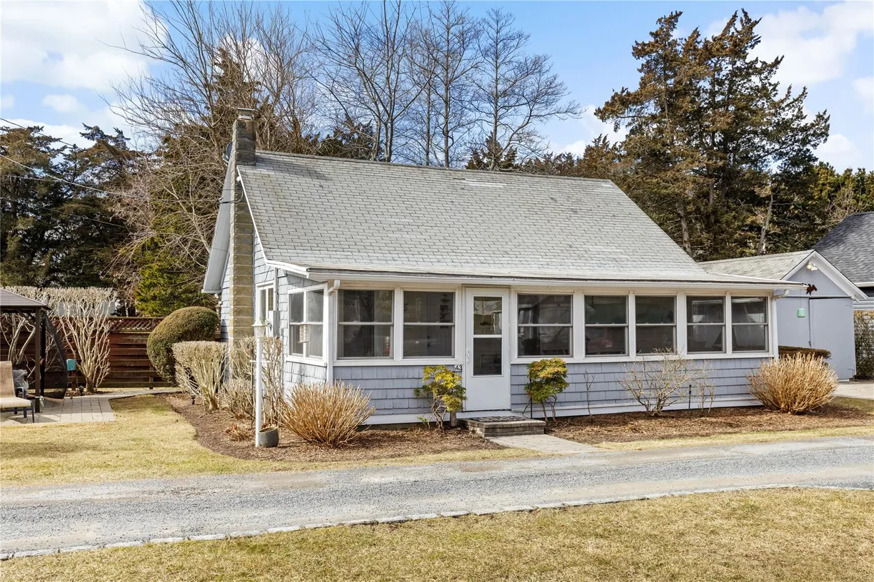 The Hamptons Real Estate | View 43 Phyllis Lane | 2 Beds, 1 Bath