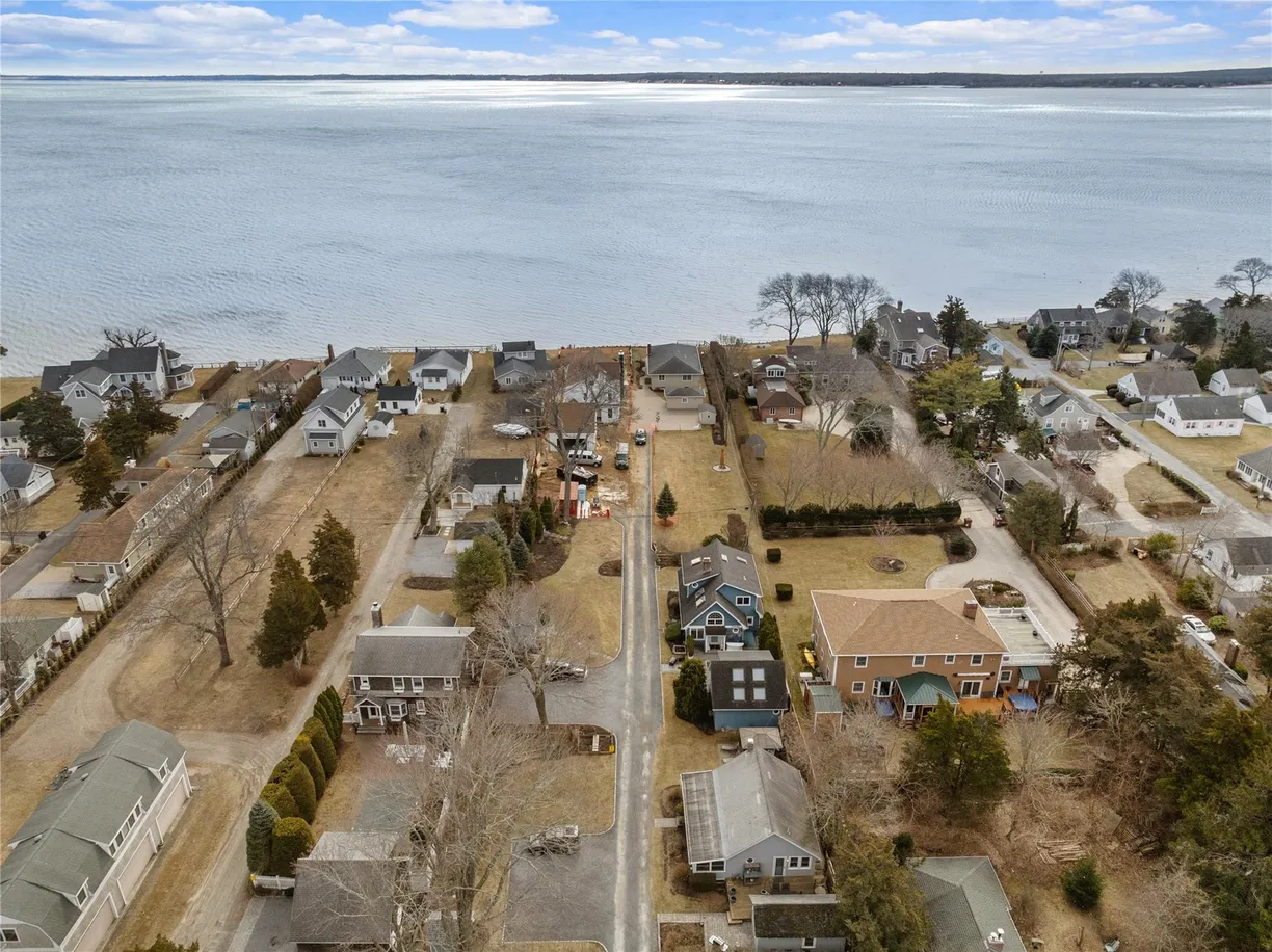 The Hamptons Real Estate | View 43 Phyllis Lane | Listing